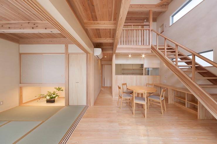 土佐木材、土佐漆喰で建てた気持ち良い家, エニシ建築設計事務所 エニシ建築設計事務所 クラシックデザインの リビング
