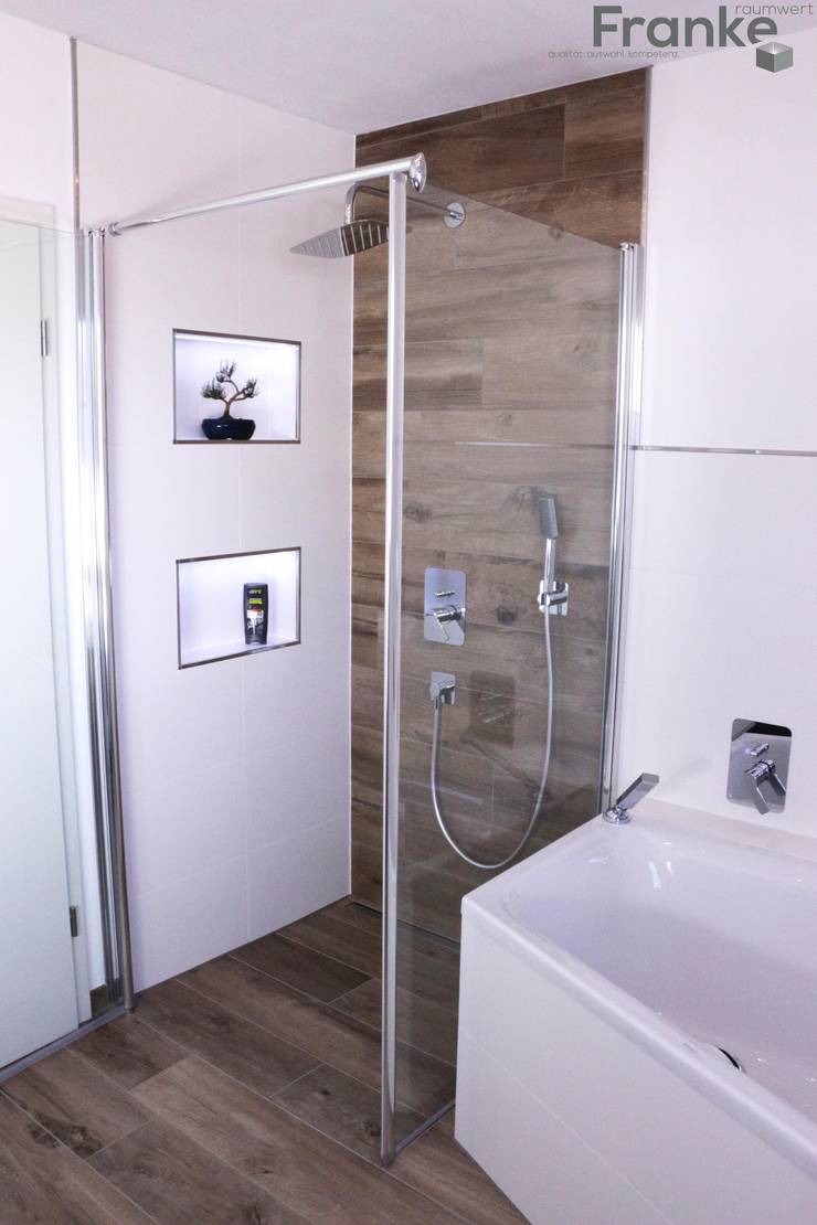 Badezimmer mit Fliesen in einer Holzoptik von Elmar Franke