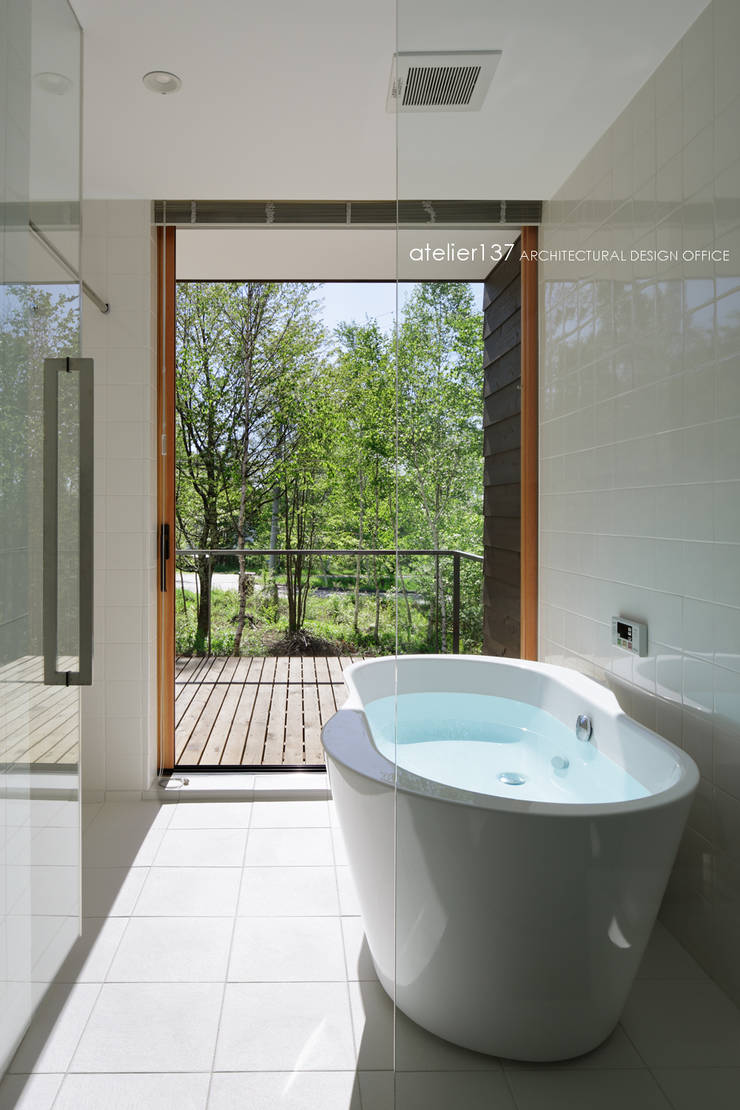 浴室 atelier137 ARCHITECTURAL DESIGN OFFICE 北欧風 スパ 浴室,露天風呂,引込戸,置き型バス