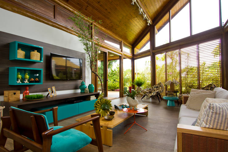 Sala multimedia de estilo  por Tânia Póvoa Arquitetura e Decoração