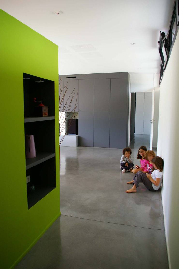 Projekty,  Korytarz, przedpokój zaprojektowane przez FORT & SALIER