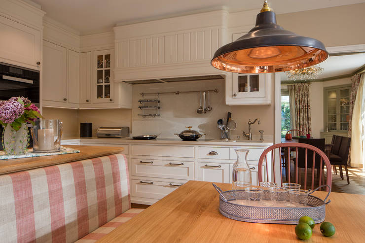 Küche im Shaker Stil von BAUR WohnFaszination GmbH | homify