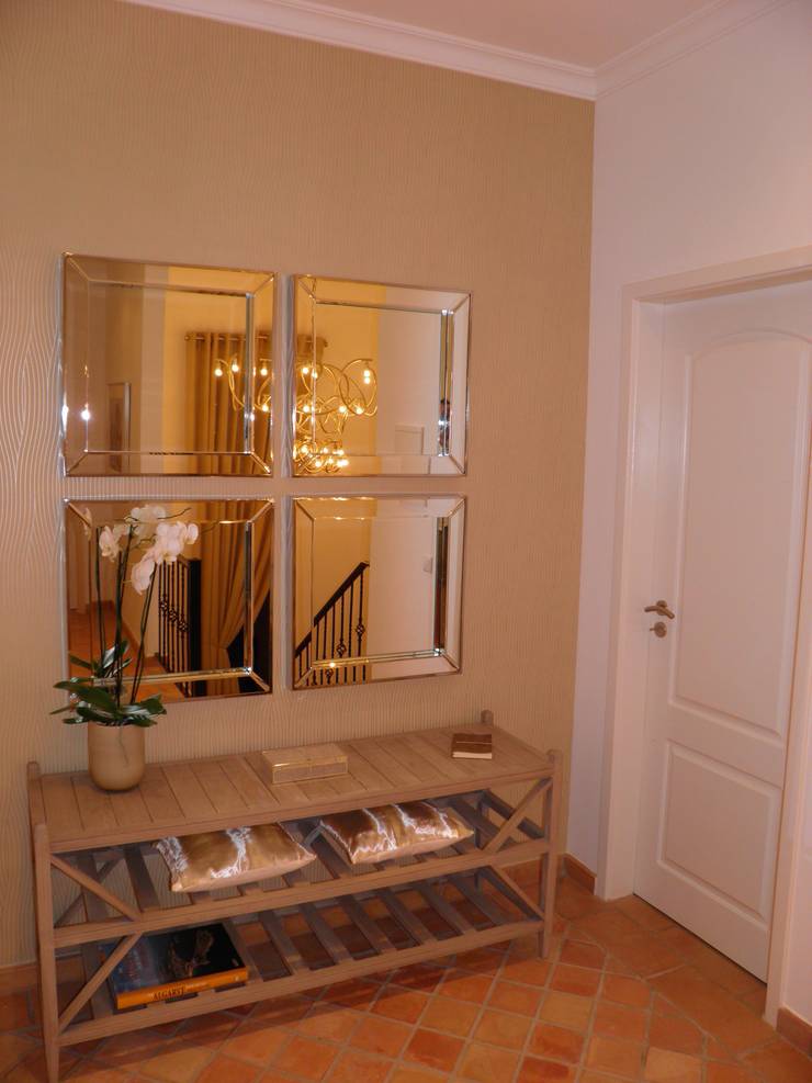 Pasillos y vestíbulos de estilo  por Pure Allure Interior