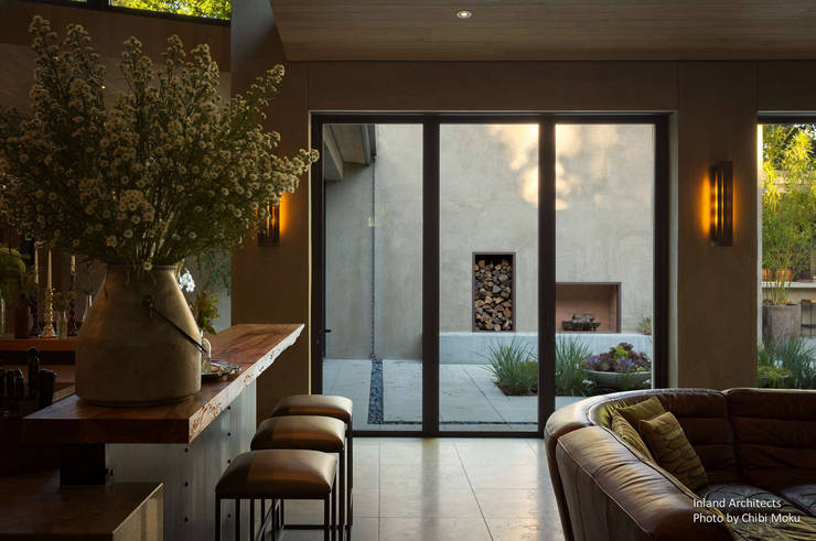 Pasillos y vestíbulos de estilo  por Chibi Moku