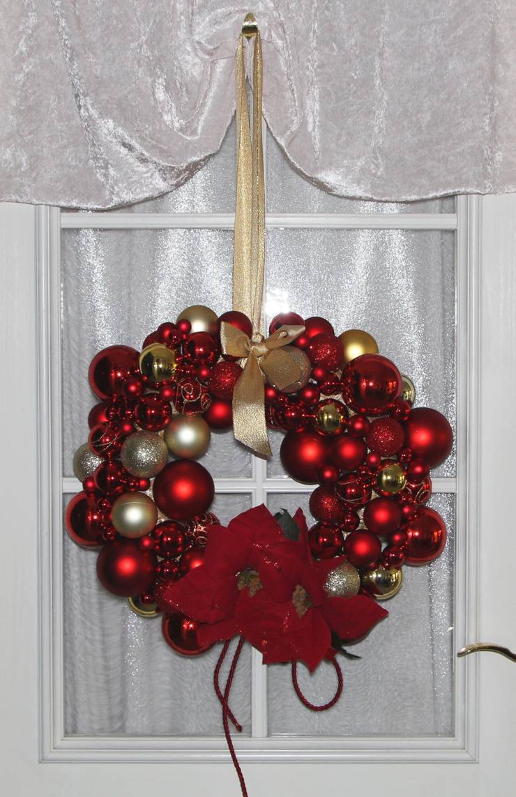 Türkranz Weihnachten mit Kugeln und Weihnachtssternen in gold & rot von GP METALLUM homify