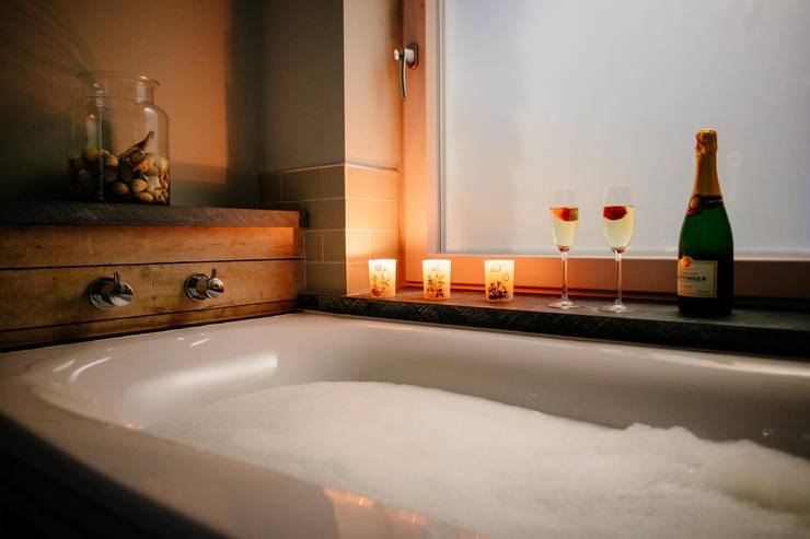 Treasure House, Polzeath | Cornwall, Perfect Stays Perfect Stays ラスティックスタイルの お風呂・バスルーム bathroom,luxurious,candles,bathing,bath,rustic wood,wall mounted taps