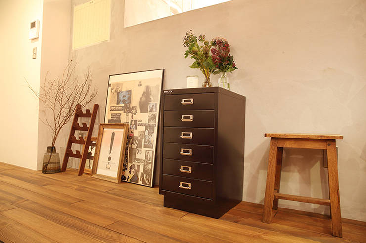 Pasillos y recibidores de estilo  por SWITCH&Co.