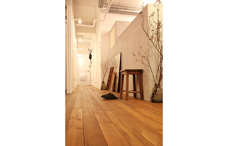 Pasillos y recibidores de estilo  por SWITCH&Co.