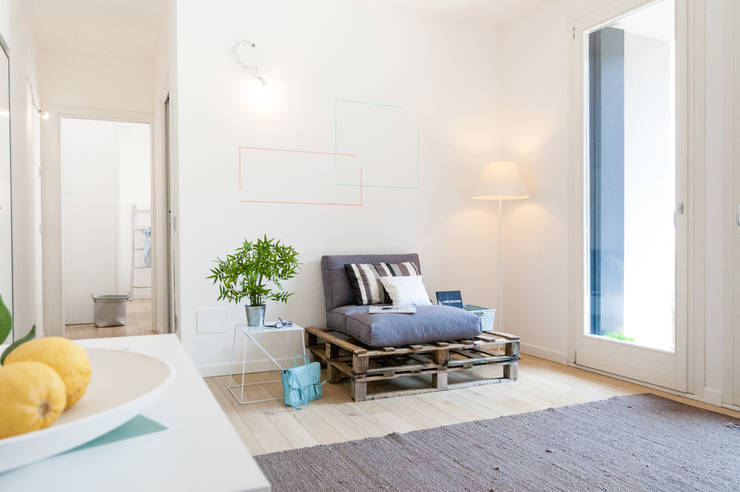 Other view of the living room:  in stile  di Venduta a Prima Vista