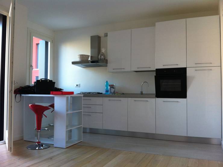 Kitchen Before:  in stile  di Venduta a Prima Vista