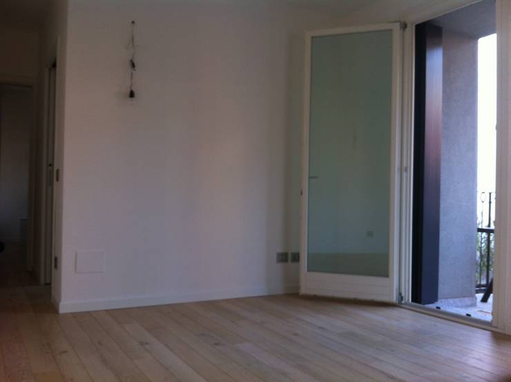 Living room Before:  in stile  di Venduta a Prima Vista