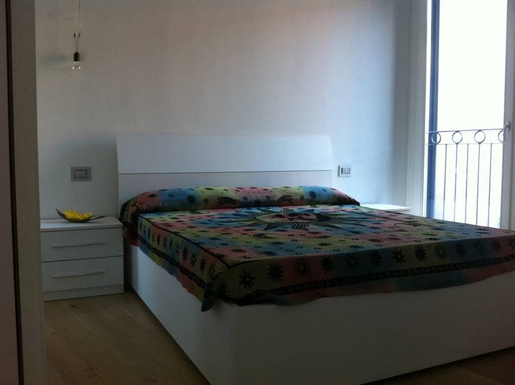 Other view of the bedroom Before:  in stile  di Venduta a Prima Vista