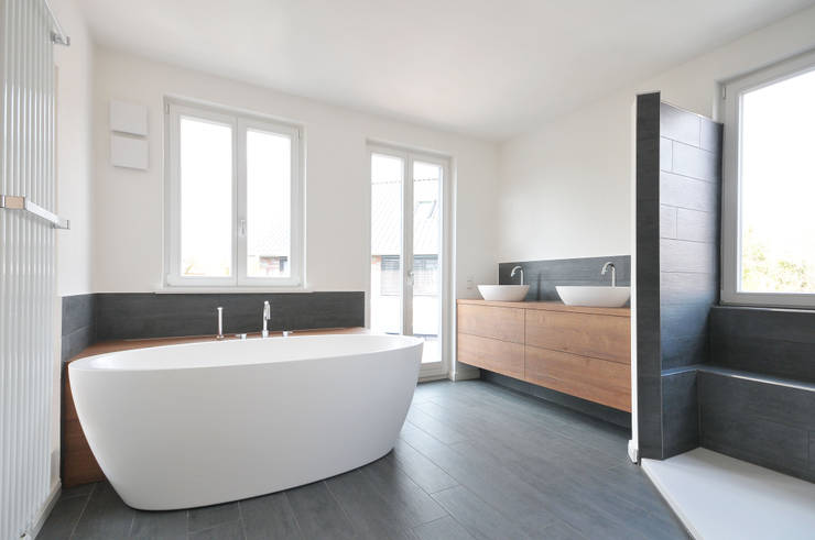 13 helle und moderne Bäder mit Badewanne