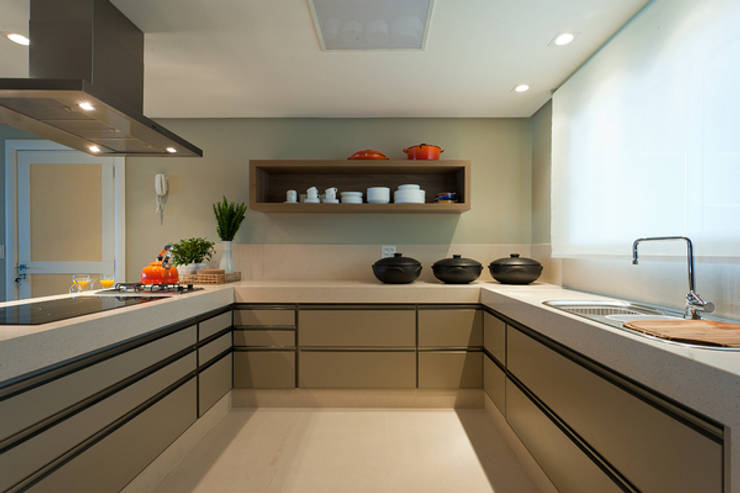 Apartamento De Verão : Cozinhas modernas por Renata Basques Arquitetura e Design de Interiores