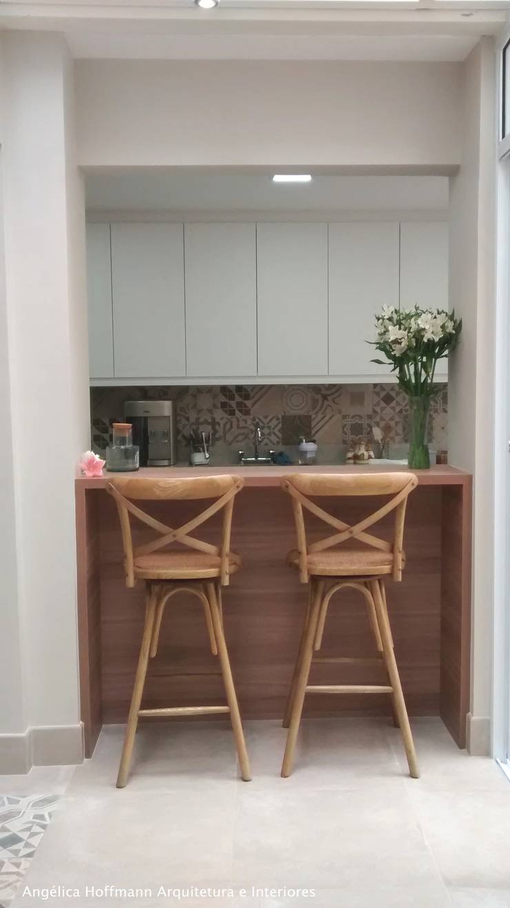 Cozinha Gourmet Vila Mariana: Cozinhas  por Angelica Hoffmann Arquitetura e Interiores, Moderno   