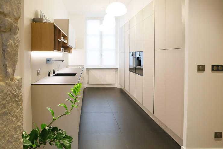 Cucina in stile  di Myriam Wozniak Architecture et décoration