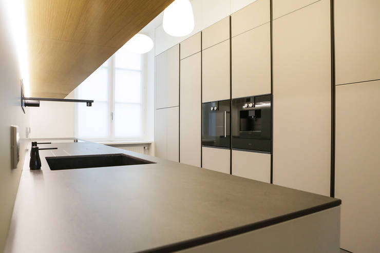 Cucina in stile  di Myriam Wozniak Architecture et décoration
