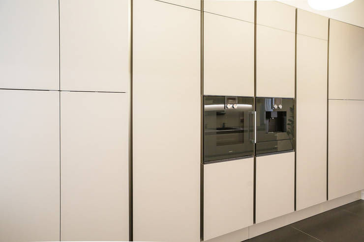 Cucina in stile  di Myriam Wozniak Architecture et décoration