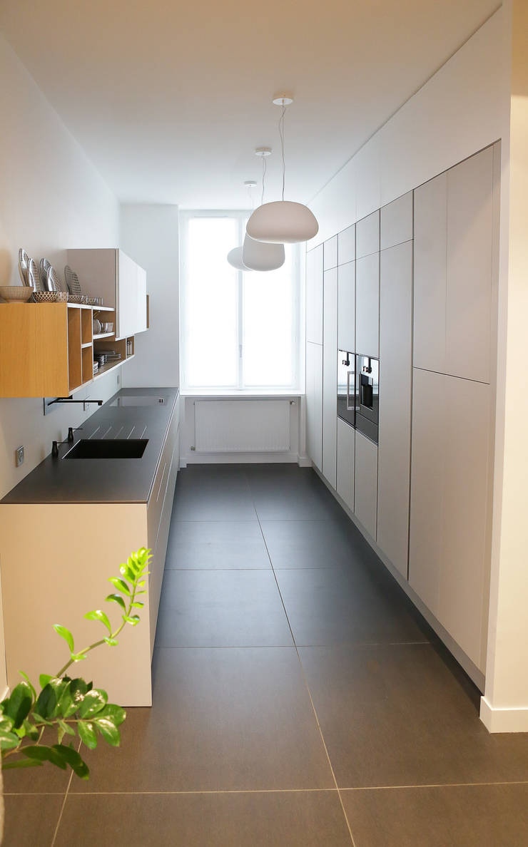 Cucina in stile  di Myriam Wozniak Architecture et décoration