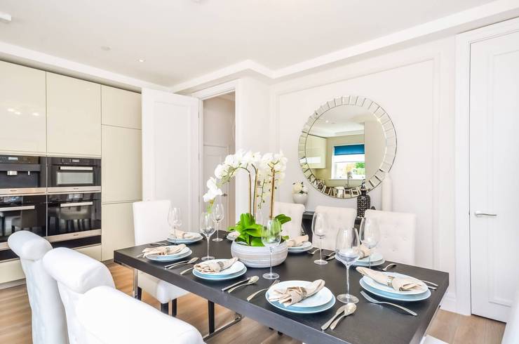 Sala da pranzo in stile  di APT Renovation Ltd