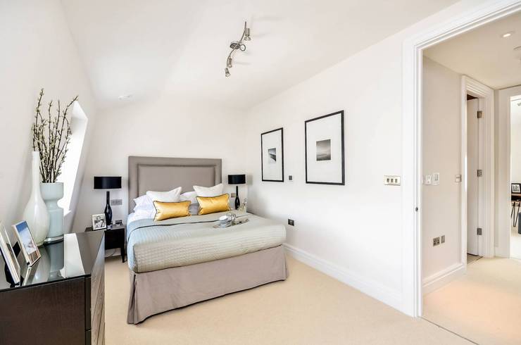 Camera da letto in stile  di APT Renovation Ltd