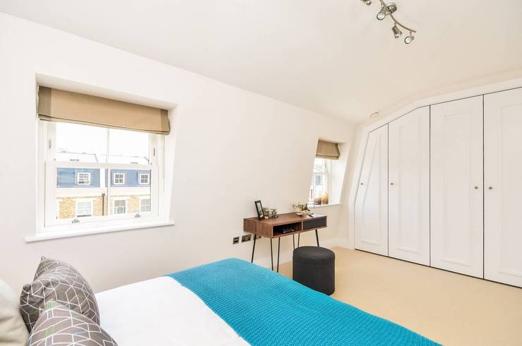 Camera da letto in stile  di APT Renovation Ltd