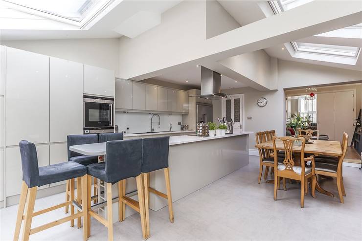 Sala da pranzo in stile  di APT Renovation Ltd