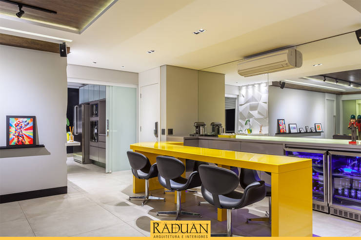 Bar - Adega: Adegas  por Raduan Arquitetura e Interiores