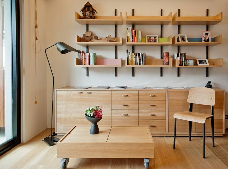 Soggiorno in stile  di 直方設計有限公司