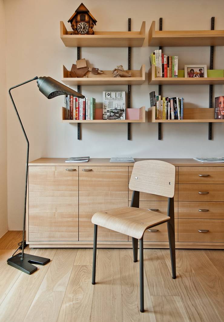 Soggiorno in stile  di 直方設計有限公司