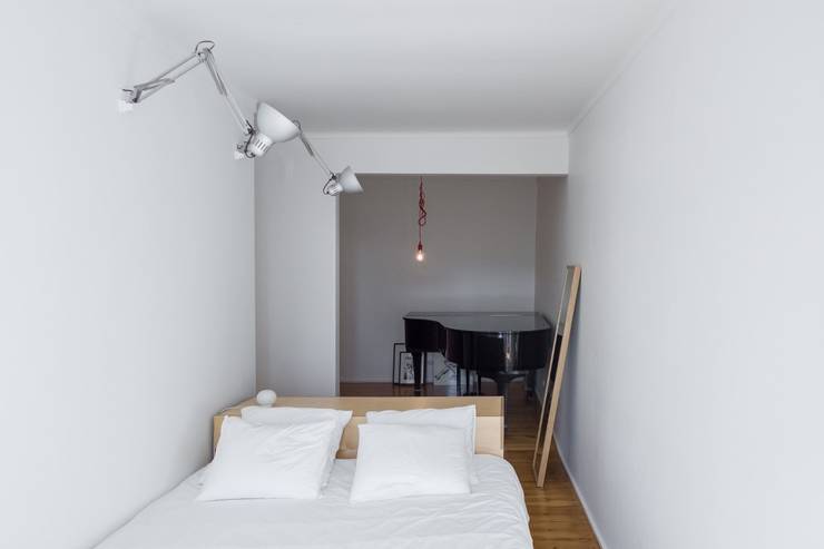 Camera da letto in stile  di Miguel Marcelino, Arq. Lda.