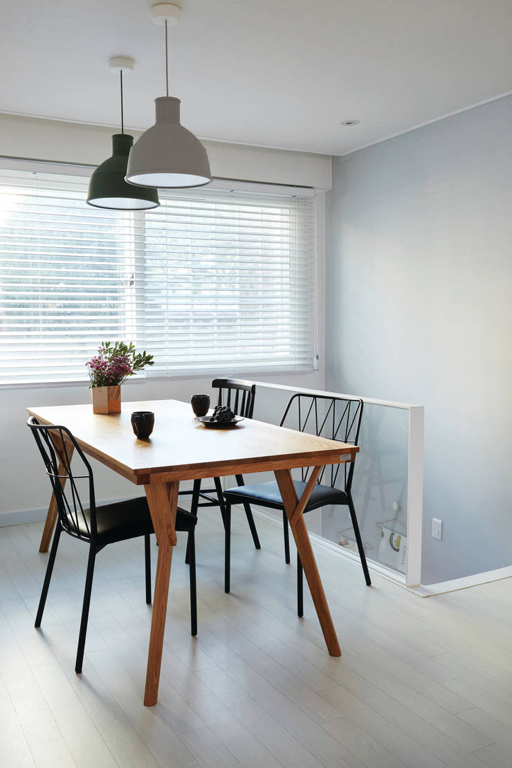 Sala da pranzo in stile  di 노르딕앤