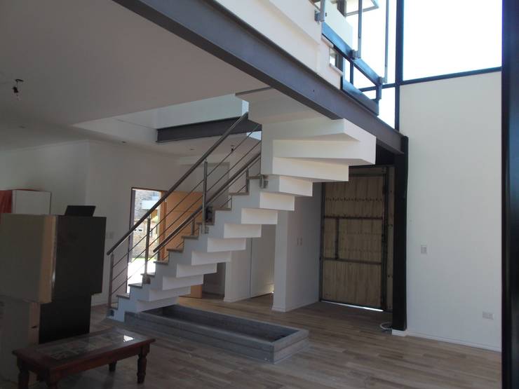 Pasillos y vestíbulos de estilo  por Grupo PZ