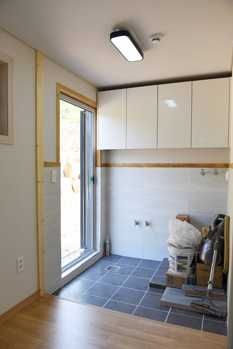 Salas / recibidores de estilo  por 한다움건설