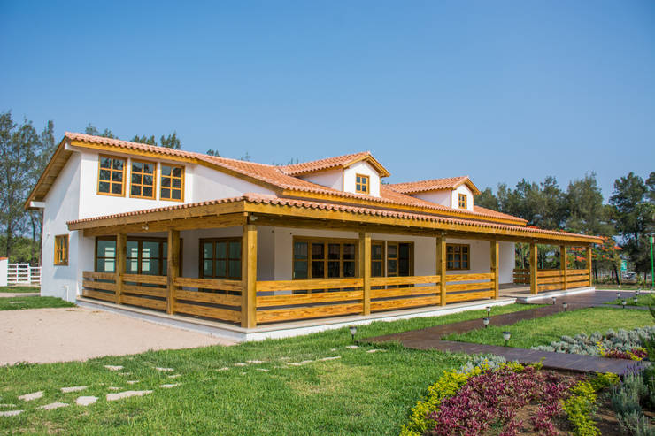  Nhà by Casas y cabañas de Madera  -GRUPO CONSTRUCTOR RIO DORADO (MRD-TADPYC)