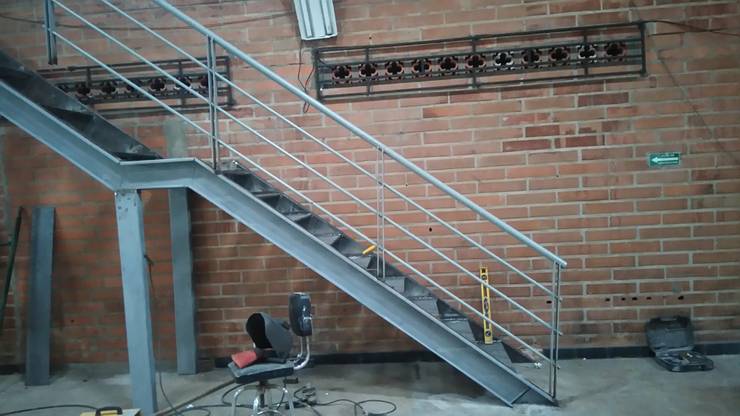 Escalera metalica de Construcciones y Diseños en Arquitectura Aron SAS