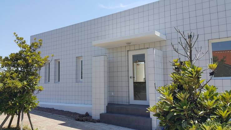 欣赏由韩国专家所设计的,强调白色瓷砖美感的平房