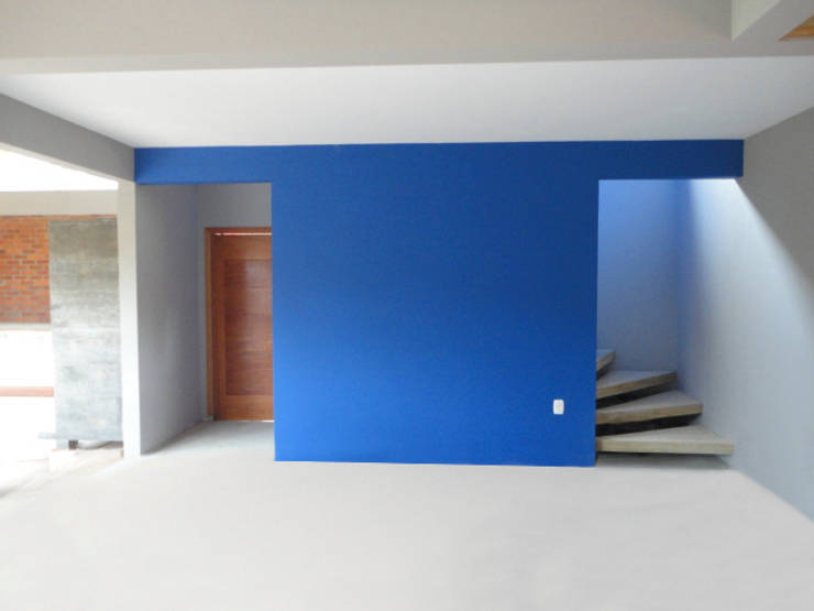 Pasillos y recibidores de estilo  por A+R  arquitetura