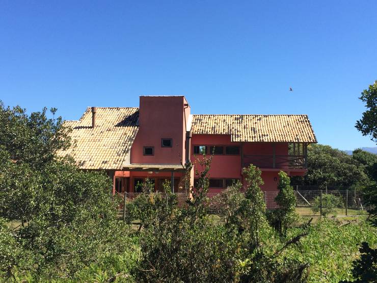Casas unifamiliares de estilo  por A+R  arquitetura