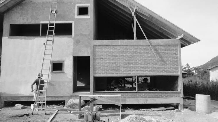 Casas de estilo  por A+R  arquitetura