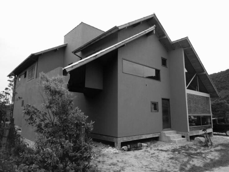 Casas unifamiliares de estilo  por A+R  arquitetura