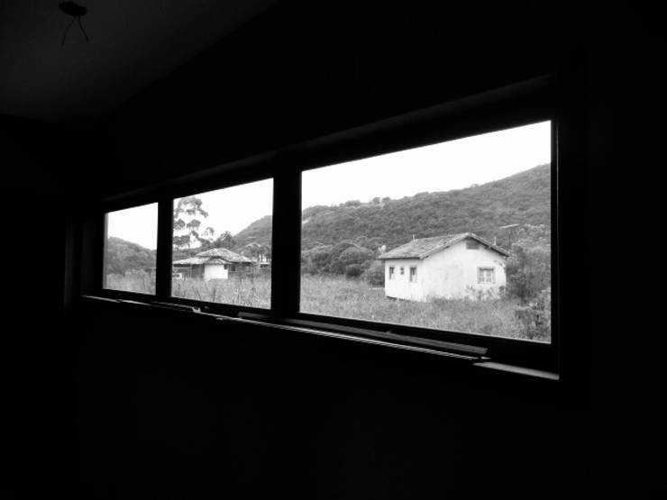 Pasillos y recibidores de estilo  por A+R  arquitetura