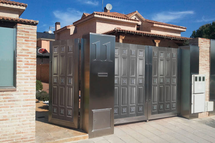 Garajes y galpones de estilo  por Lamitec SA de CV