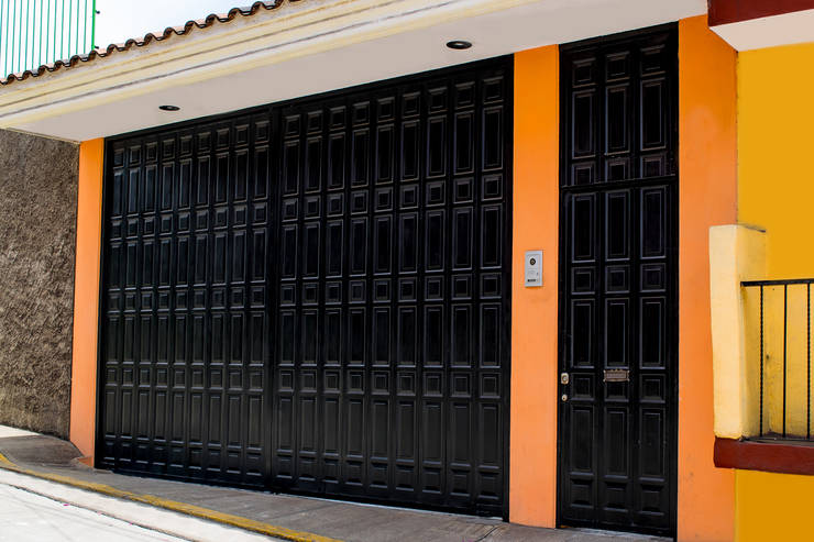 Garajes y galpones de estilo  por Lamitec SA de CV
