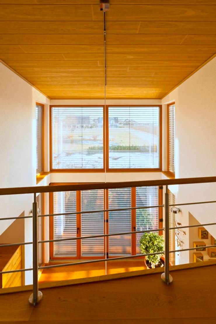 Pasillos y recibidores de estilo  por Skan-Hus GmbH