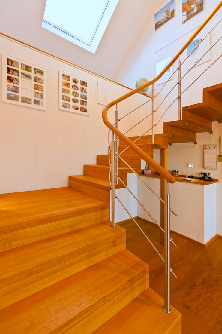 Pasillos y recibidores de estilo  por Skan-Hus GmbH