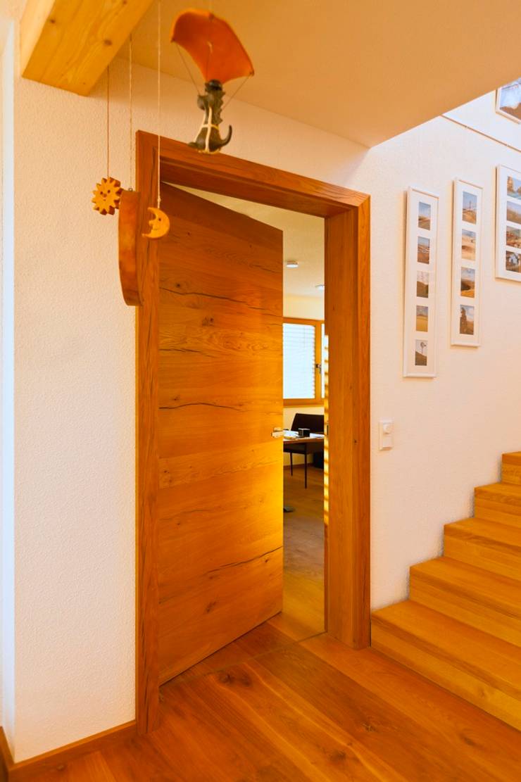 Puertas de estilo  por Skan-Hus GmbH