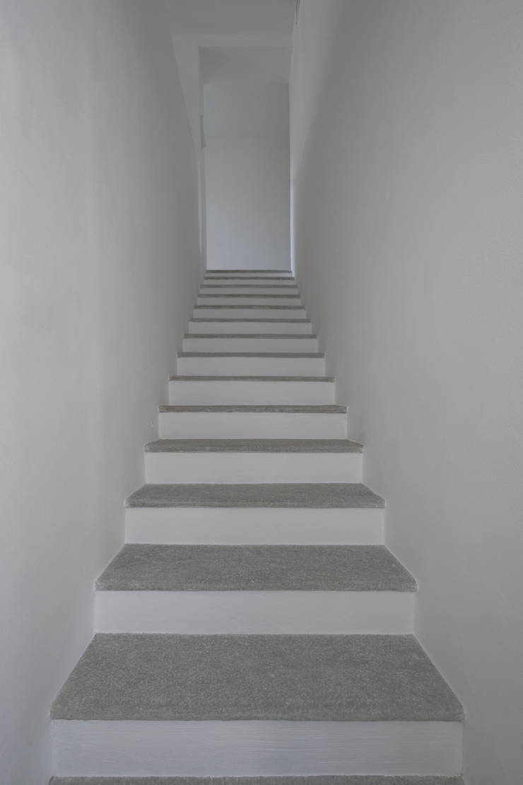 Pasillos y vestíbulos de estilo  por Chantal Forzatti architetto