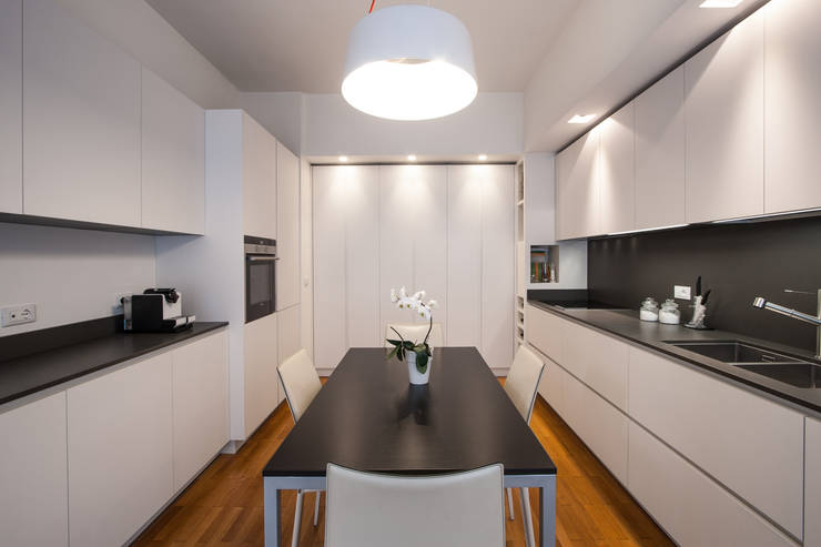  مطبخ ذو قطع مدمجة تنفيذ Chantal Forzatti architetto