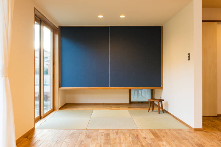 Sala multimediale in stile  di 株式会社山口工務店